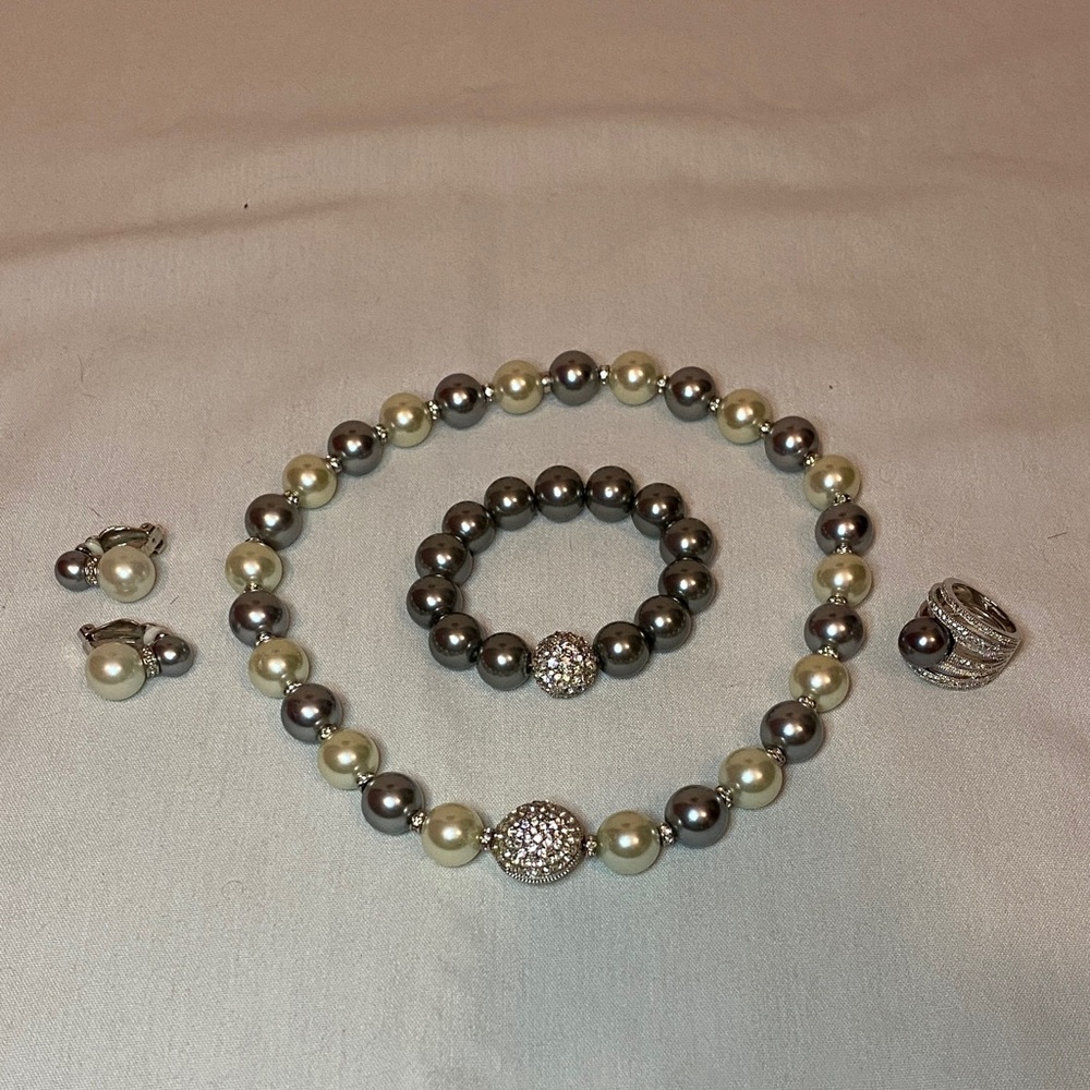 Pearl, Gray and Silver Necklace Set